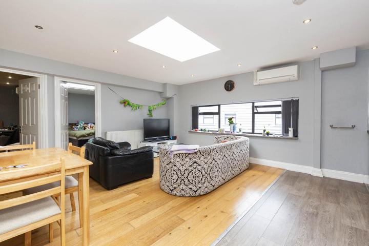 Large modern 3 bed 2 bath with balcony minutes to tube Camden Road, Caledonian Road / Holloway